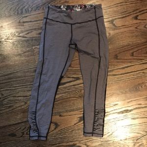 Lululemon running crop black and white stripe Sz 6